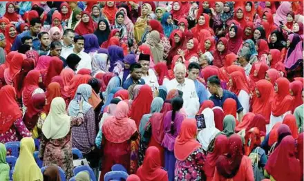  ?? PIC BY AMRAN HAMID ?? Umno members greeting Prime Minister Datuk Seri Najib Razak at Dewan 2020 in Kangar yesterday.