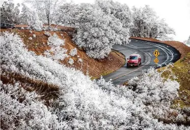  ?? Noah Berger/Special to The Chronicle ?? A car passes vegetation covered with frost on Mount Diablo in Contra Costa County during the bitter cold.