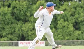  ?? Photos - MICHAEL ROBINSON ?? Left - Ellinbank’s Ben Spicer fields for his side at home on Saturday.