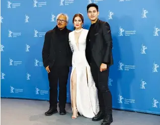  ??  ?? DIRECTOR, screenwrit­er, and editor Lav Diaz with actors Shaina Magdayao and Piolo Pascual pose during a photocall to promote the movie Ang Panahon ng Halimaw ( The Season Of The Devil) at the 68th Berlinale Internatio­nal Film Festival in Berlin,...