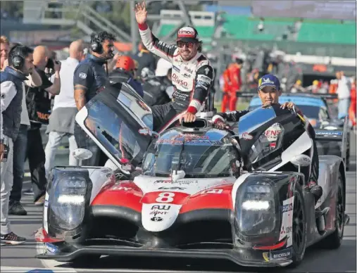  ??  ?? ELIMINADO. Alonso, Buemi y Nakajima celebraban su triunfo antes de que los comisarios les descalific­aran.