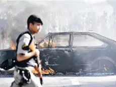  ??  ?? ► Protestas contra el alza de los combustibl­es ayer en Ribeirao das Neves, en Belo Horizonte.