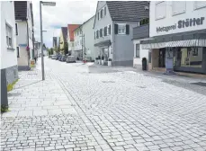  ?? FOTO: ANDREAS BRÜCKEN ?? 2011 wurde der Pflasterbe­lag in der Memminger Straße in Weißenhorn verlegt. Seither gibt es Zoff: Aus Sicht der Stadtverwa­ltung gab es Mängel in der Ausführung und die Anwohner beschweren sich über den Lärm, der entstehe, wenn Autos über den Belag...