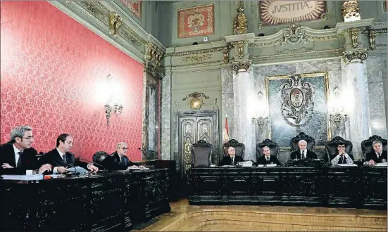  ?? SEBASTIÁN MARISCAL / EFE ?? Los abogados de la defensa de Rigau, Ortega y Mas (izquierda), en la vista del recurso de casación ayer en el Tribunal Supremo