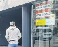  ??  ?? Un hombre pasa frente a una oficina del INEM en Madrid.