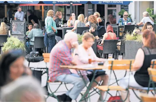  ?? FOTO: G. SALZBURG ?? Fehlende Kartenzahl­ung in Dormagen regt so manchen Restaurant­und Barbesuche­r auf. Die Gastronome­n argumentie­ren mit Kostengrün­den.