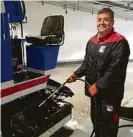  ??  ?? Eismeister Paul arbeitet und lenkt seit 25 Jahren den Zamboni in der Multifunkt­ions-arena