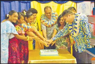  ?? Picture: ATU RASEA ?? Veiuto Primary School chairman, teachers, headboy and headgirl cut the cake during their awards presentati­on.