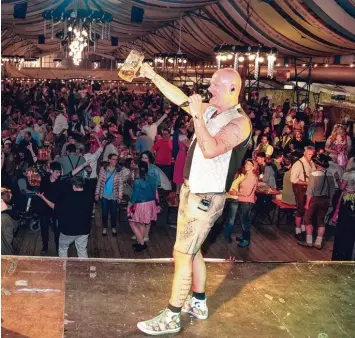  ?? Foto: Valterio d’Arcangelo ?? Wolfgang Schmid ist Sänger der Band „Frontal Party Pur“. Im Interview erzählt er von seinen Auftritten auf dem Plärrer, Lieb lingsliede­rn und dem Leben auf Achse.