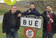  ??  ?? Florent (au centre) et Clément Pinard secondent désormais leur père, Vincent (à gauche), pour le meilleur du Sancerrois.