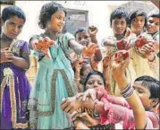  ?? ASHOK DUTTA/HT PHOTO ?? Girls show off their gifts at government shelter home at Prag Narayan Road.