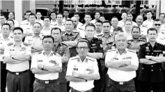  ??  ?? Sabah and Labuan Region director Admiral (Maritime) Mohd Zubil Mat Som (centre), with other MMEA members having a group photo after the press conference in Kolombong. - Bernama photo