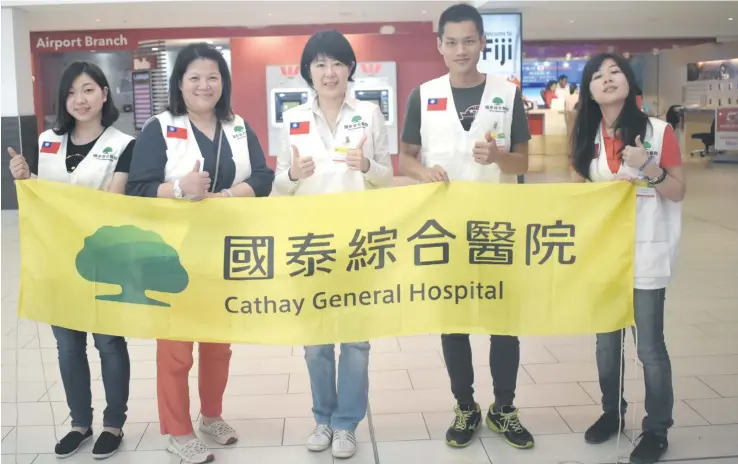  ?? Karalaini Tavi ?? Taiwan Cathay General Hospital Ear, Nose and Throat team Dr Su-Yi Hsu (third from left) and team at the Nadi Internatio­nal Airport on November 13, 2017. Photo: