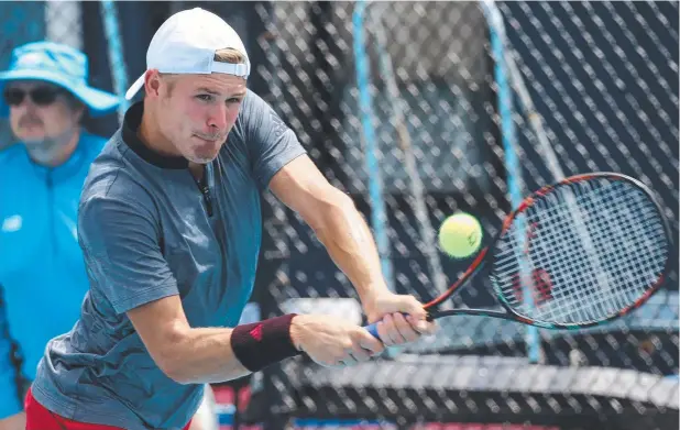  ?? Picture: STEWART MCLEAN ?? ON SONG: Evan Hoyt in action during his first-round win over Australian Jesse Delaney at the Cairns Tennis Internatio­nal.