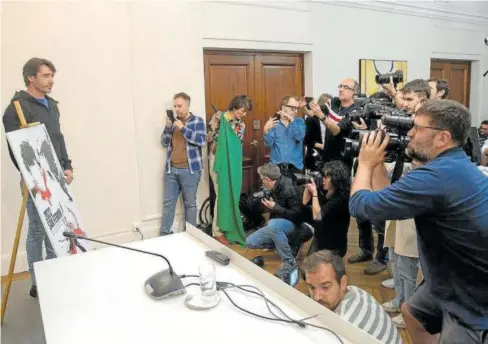  ?? ?? Momento en el que se destapa el cartel ganador, ayer en el Ayuntamien­to de Iruña.