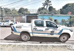  ??  ?? Patrullaje. La Policía realiza un operativo en Lourdes, Colón, para investigar el ataque a un mecánico en un taller de la zona. El joven no fue herido de gravedad.