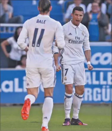  ??  ?? DUPLA. Bale, de espaldas, y Cristiano, durante un partido de la pasada temporada.