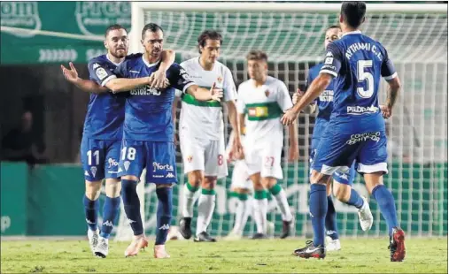  ??  ?? BORRACHERA. El Córdoba, con el exherculan­o De las Cuevas al frente, celebra el 0-1 ante la desolación de los jugadores del Elche.