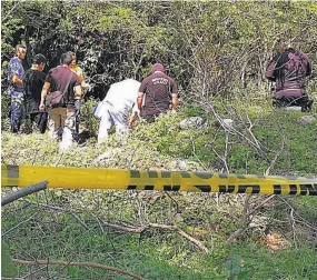  ??  ?? Búsqueda. El cadáver de Javier Alexánder Ramírez fue encontrado por sus familiares ayer en la mañana. La víctima presentaba heridas de arma de fuego y blanca.