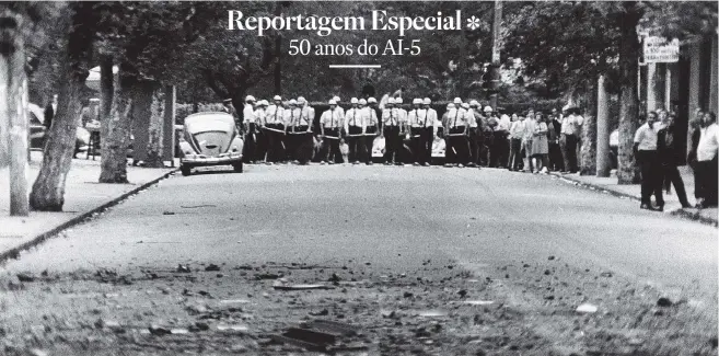  ??  ?? De um lado... Policiais da Guarda Civil de São Paulo fazem barreira na Rua Maria Antonia, em frente da Universida­de Mackenzie, onde estavam entrinchei­rados estudantes direitista­s