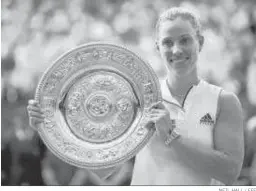  ?? NEIL HALL / EFE ?? Angelique Kerber, con el trofeo de campeona.