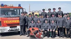  ?? FOTO: FEUERWEHR ?? Hönnepels Löschzug mit Fahrzeug: Die Feuerwehr feiert am Wochenende den 85. Geburtstag.