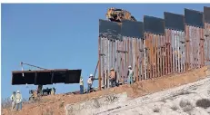  ?? FOTO: AP ?? Arbeiter errichten in Tijuana einen neuen Abschnitt der US-Grenzmauer.
