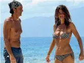  ??  ?? NaufraghiG­iulio Base e Samantha De Grenet, 47 anni, in Honduras durante le riprese dell’edizione 2017 del reality «L’isola dei famosi»