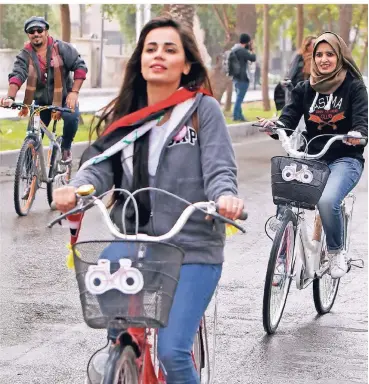  ?? FOTO: AFP ?? Für Marina Jaber (26, vorne) ist das Radfahren auf den Straßen Bagdads zum politische­n Statement geworden.
