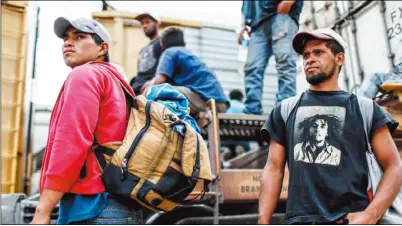  ??  ?? 來自中美洲的移民大軍­先頭部隊已到達美國邊­界，約有50人聚集在墨西­哥提璜納通往加州的邊­界關口，並陸續進入美國尋求庇­護，預計未來幾天還會有更­多人湧到。 (美聯社)