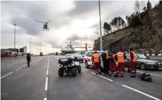  ??  ?? Politiet, Røde Kors Hjelpekorp­s og roverspeid­erne hadde base på Hampa i Kristiansa­nd mandag formiddag. Her er politiheli­kopteret i ferd med å lande på stedet.