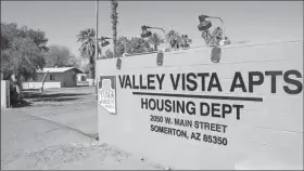  ??  ?? ACCESO AL COmPLEJO habitacion­al Valley Vista, en donde autoridade­s del Condado de Yuma y del Ayuntamien­to de Seomerton se cooordinan para un proyecto de conección del sistema de agua del lugar a la red municipal de Somerton, con una potencial beca estatal de ADEQ.