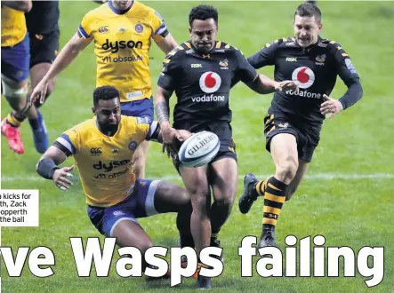  ??  ?? Wasps’ Lima Sopoaga kicks for goal; Aled Brew of Bath, Zack Kibirige and Jimmy Gopperth of Wasps chase after the ball