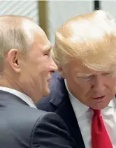  ??  ?? Sorrisi Trump e Putin al vertice Apec in Vietnam (Reuters)