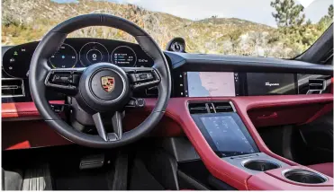  ??  ?? Futuristis­ch Porsche-interieur met nog altijd ronde ‘meters’ voor de bestuurder. Het passagiers­scherm doet hetzelfde als het infotainme­ntdisplay en is een overbodige optie.