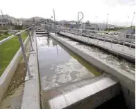  ??  ?? Desperdici­o. Desde agosto de 2012 entró en funciones la planta tratadora de Saltillo, y hasta este día el agua tratada va a dar al arroyo.