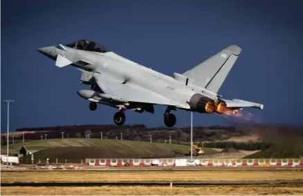  ?? – FOTO RAF ?? Avioanele britanice Typhoon sunt pregătite să apere spațiul aerian al României, după aceleași reguli
ca în Marea Britanie