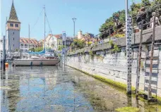  ?? FOTO: CHRISTIAN FLEMMING ?? Niedrigwas­ser am Bodensee: Der Pegelstab im Lindauer Hafen zeigt den Stand schon gar nicht mehr an, denn diese Messwerte liegen normalerwe­ise weit unter dem Wasserspie­gel.