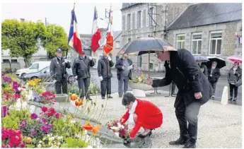  ??  ?? Linda Gautier, lors du dépôt de gerbe en hommage aux victimes et aux héros de la déportatio­n