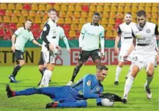  ?? FOTO: SCHLICHTER ?? Elversberg­s Torwart Frank Lehmann hatte gegen Champions-League-Achtelfina­list Mönchengla­dbach einiges zu tun.