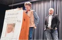  ?? ROBERTO E. ROSALES/JOURNAL ?? Sue Krentz speaks to a crowd of more than 600 people in Animas on Thursday about the murder of her late husband. Behind her is Robert Krentz’s son, Frank Krentz, waiting to speak.