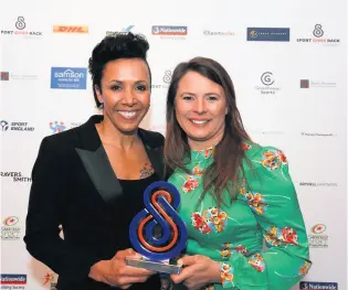  ??  ?? Liz Johnson receives her Sport Gives Back Award from Dame Kelly Holmes