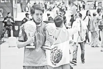  ?? ?? ▲ Decenas de fanáticos se quedaron con ganas de dar rienda suelta al júbilo, como sucedía cada cuatro años. Foto Roberto García Rivas