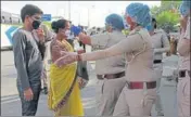  ?? HT PHOTO ?? Police personnel stop workers from entering the city at the Dundahera-Kapashera border in Gurugram on Tuesday,