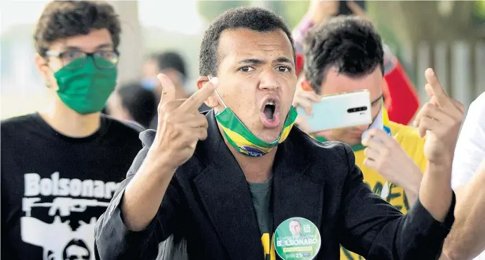  ??  ?? Die Anhängersc­haft von Brasiliens Präsident Jair Bolsonaro hat keine gute Meinung von Journalist­en.