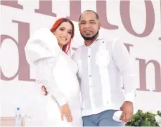  ?? ?? El expelotero de Grandes Ligas Edwin Encarnació­n se casó con la presentado­ra Karen Yapoort.