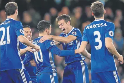  ?? FOTO: AP ?? Hazard celebra uno de sus dos goles con Azpilicuet­a, Pedro (que también marcó), Matic y Marcos Alonso (autor del segundo de la tarde)