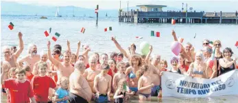  ??  ?? Mutige Wasserratt­en aus Langenarge­n und der Partnersch­aftsgemein­de Noli/Italien genießen das rund 15 Grad „warme“Wasser beim traditione­llen Anbaden.