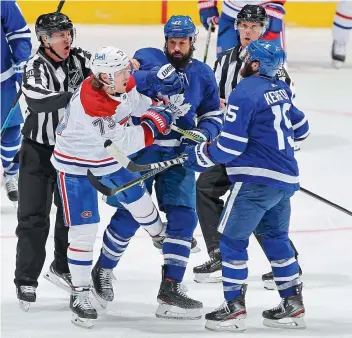  ?? PHOTO AFP ?? Le jeu a été intense et les mises en échec ont été nombreuses. Tyler Toffoli a eu maille à partir avec quelques joueurs des Maple Leafs.