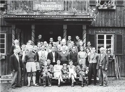  ??  ?? Monika Helfers Familie um 1950 mit Gästen vor dem Kriegsopfe­rerholungs­heim auf der Tschengla auf 1220 Metern, das ihr Vater Josef verwaltete. Mit dem frühen Tod der Mutter zerreißt das Kindheitsg­lück.